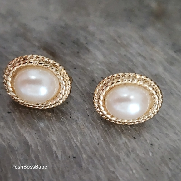 Richelieu Signed Hallmarked Vintage Ornate Gold Tone Faux Pearl Stud Earrings - Picture 2 of 7